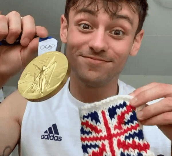 Tom Daley knits while watching Olympics